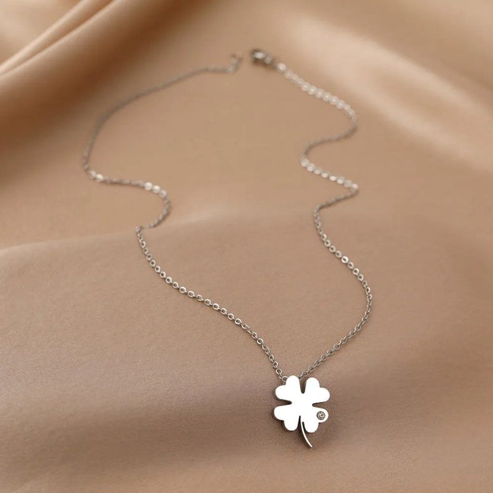Modcloth Lucky Four-Leaf Clover Gem Pendant Necklace Silver Zircon Irish Charm